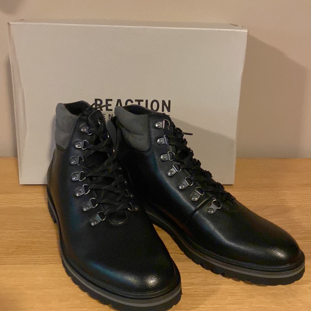 New Kenneth Cole black leather chukka